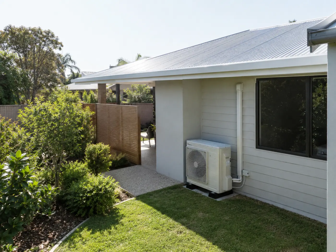 Professional Residential Air Conditioning Installation in Coffs Harbour Modern Coffs Harbour home with a professionally installed outdoor air-conditioning condenser beside the house.